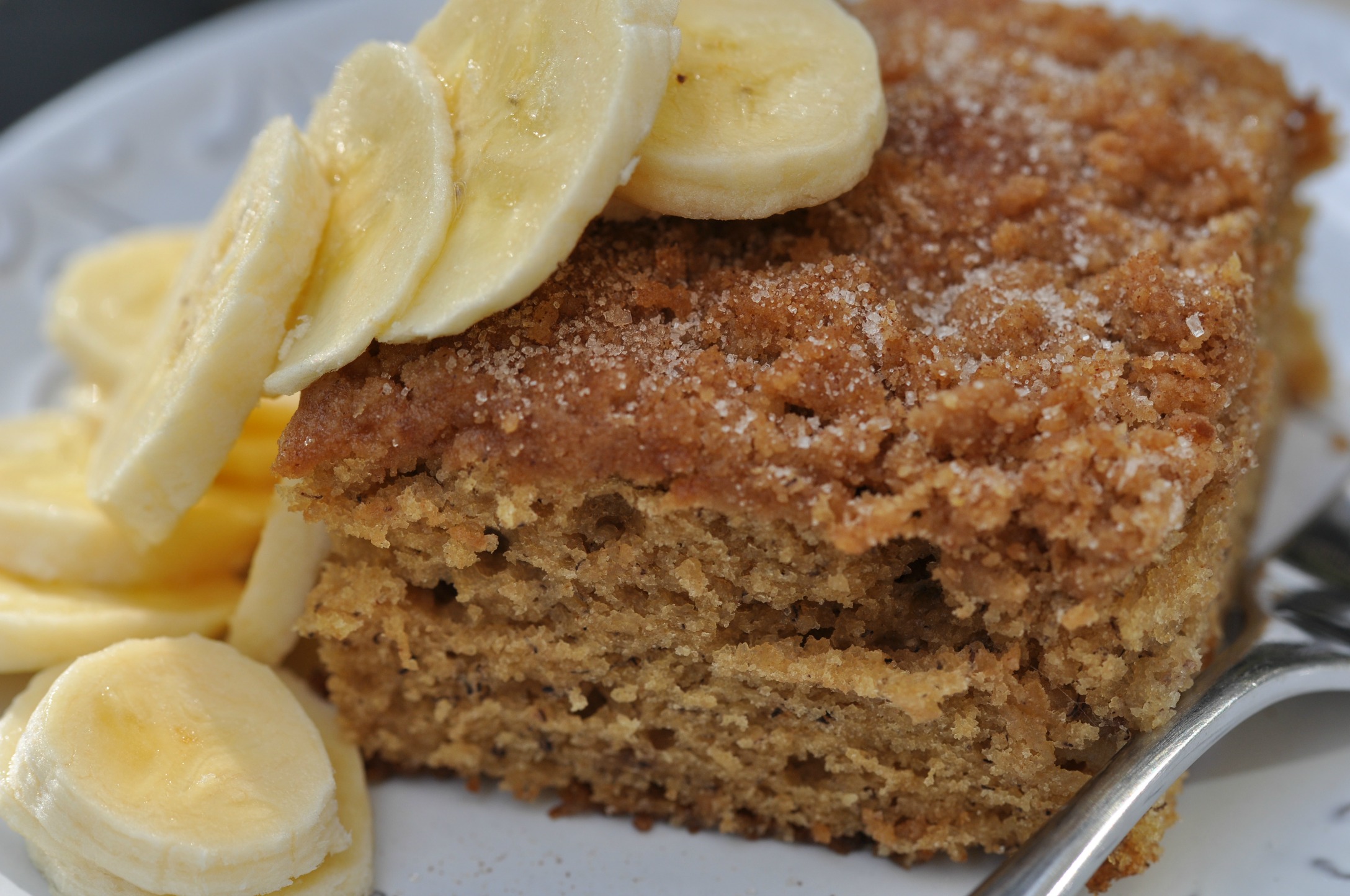 Gostoso e saudável. Assim pode ser definido o bolo de banana com castanhas (Foto: Reprodução)